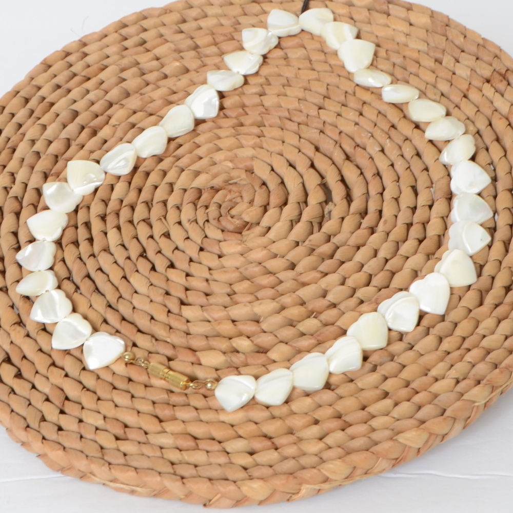 **HEART SHAPE**SHELL NECKLAGE**NWT